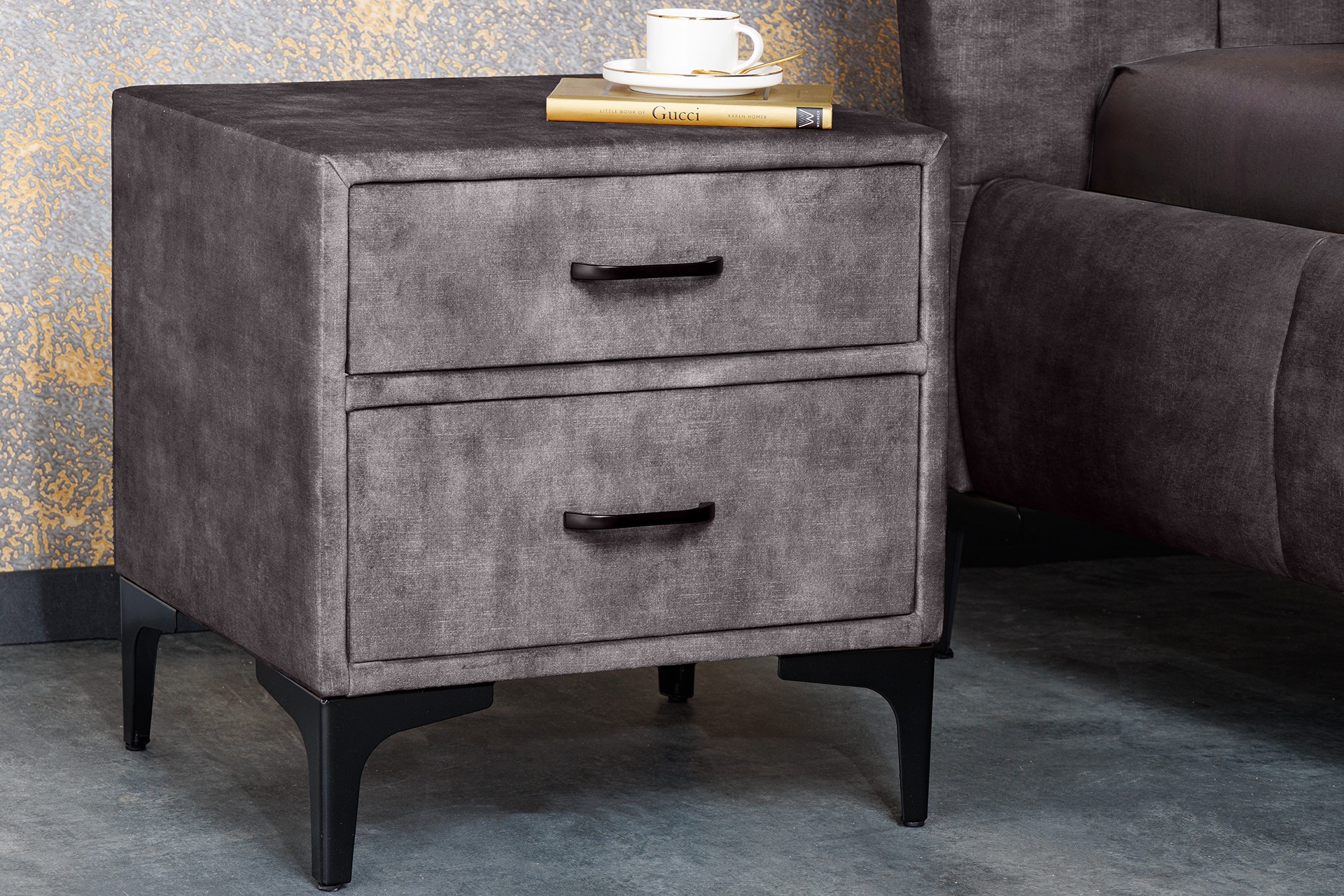 Estila Designový noční stolek Velouria v tmavě šedé barvě se sametovým čalouněním 50 cm