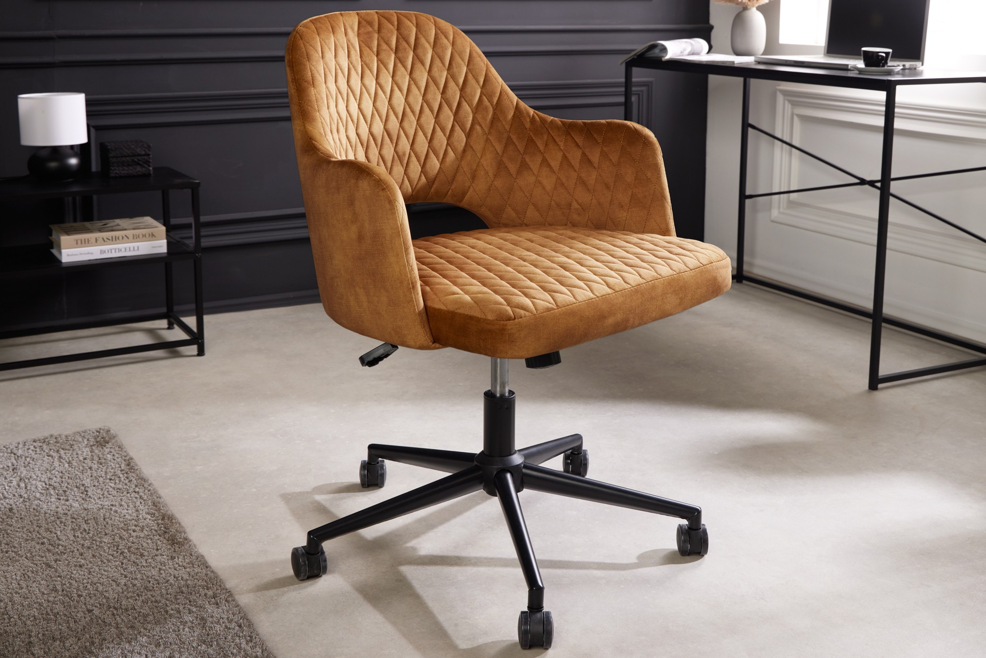 Estila Designová moderní otočná židle Pedro s okrovým žlutým sametovým potahem a konstrukcí s kolečky 82 cm