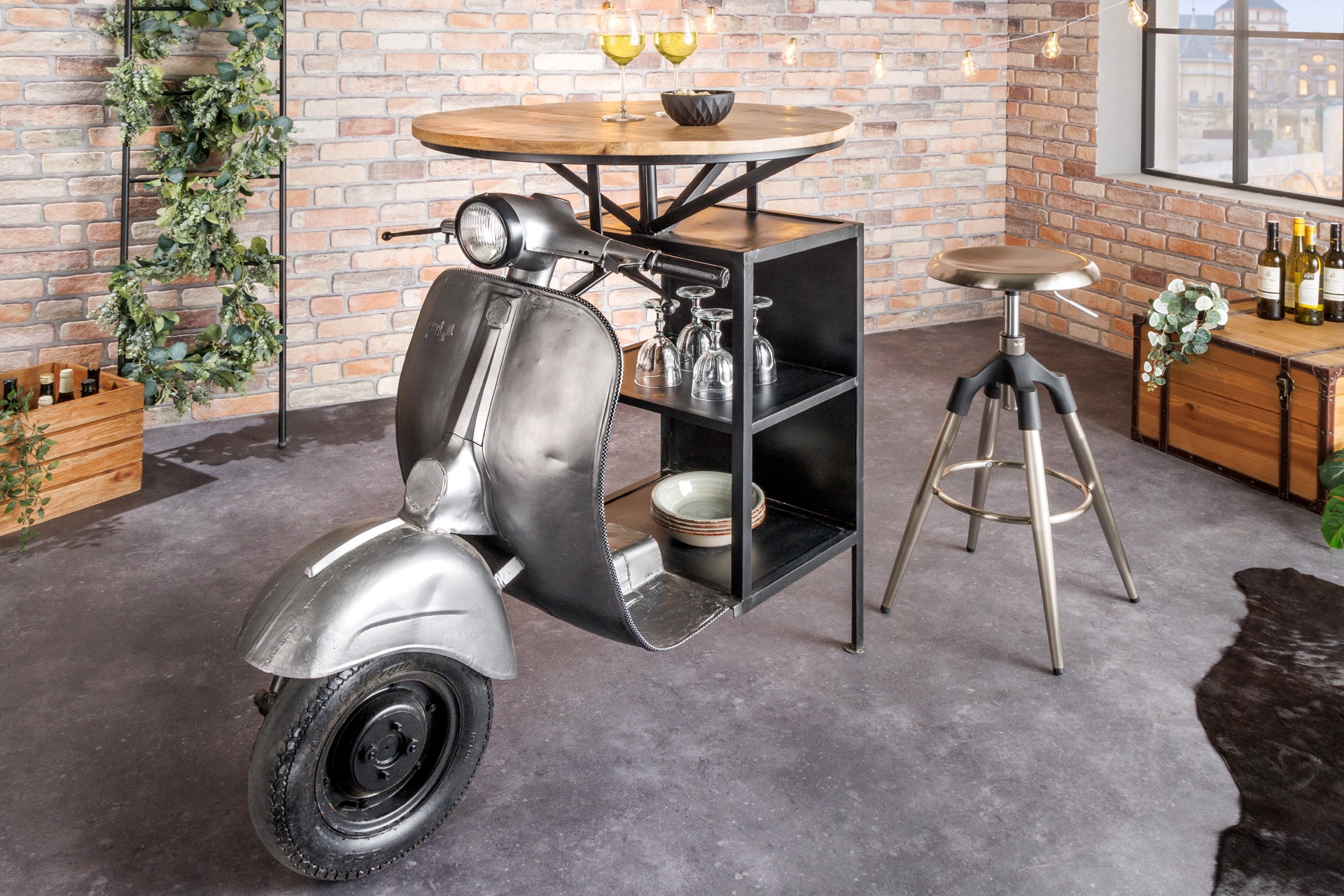 Estila Industriální barový stůl Scooter s designem motorky a policemi a vrchní deskou z mangového dřeva stříbrná 116 cm