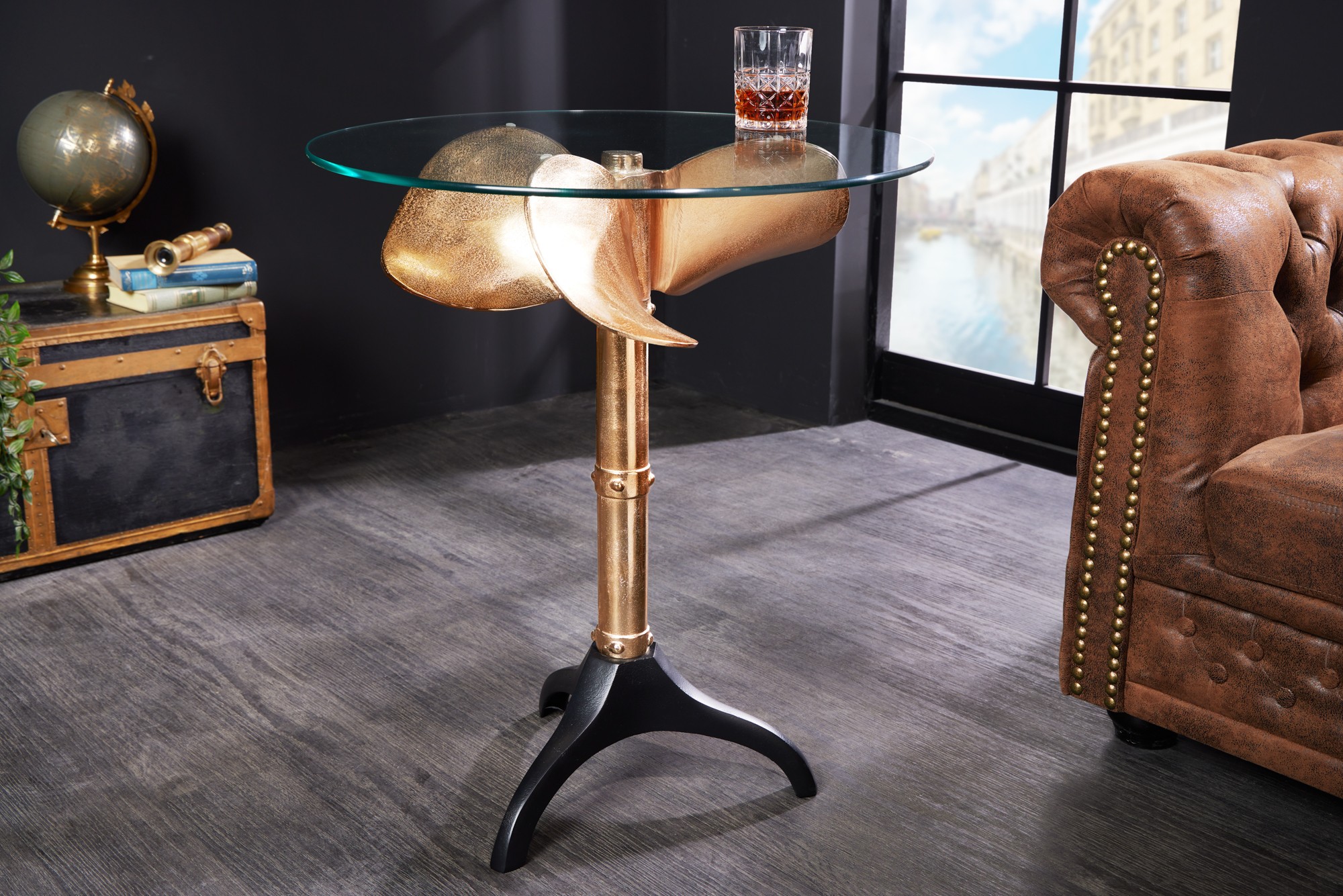Estila Koloniální příruční stolek Helice se skleněnou vrchní deskou a nohou s designem lodního šroubu ve zlaté barvě 73 cm