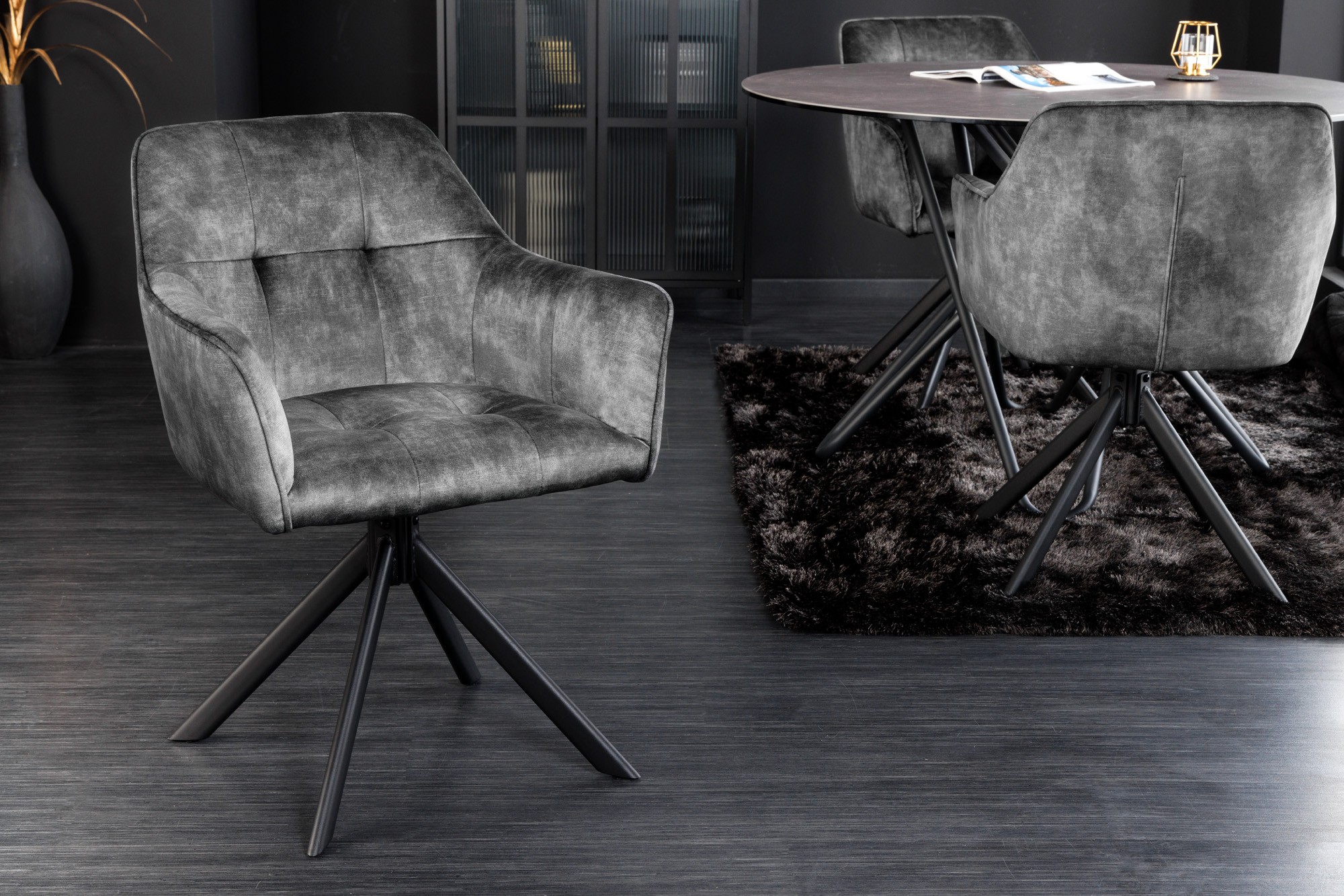 Estila Designová otočná kancelářská židle Devon s tmavě šedým čalouněním a černým šikmýma nohama z kovu 83cm