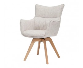 Moderní skandinávské jídelní křeslo Krespa s otočným sedadlem s opěrkami na ruce a potahem ze strukturované textilie v krémové béžové barvě se šikmýma nohama z masivního dubového dřeva v naturální světle hnědé barvě