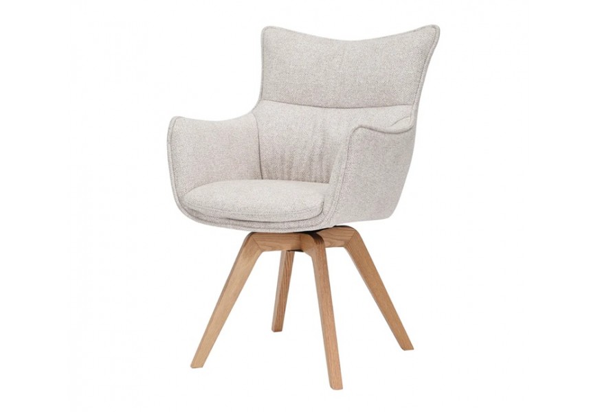 Moderní skandinávské jídelní křeslo Krespa s otočným sedadlem s opěrkami na ruce a potahem ze strukturované textilie v krémové béžové barvě se šikmýma nohama z masivního dubového dřeva v naturální světle hnědé barvě