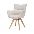 Moderní skandinávské jídelní křeslo Krespa s otočným sedadlem s opěrkami na ruce a potahem ze strukturované textilie v krémové béžové barvě se šikmýma nohama z masivního dubového dřeva v naturální světle hnědé barvě