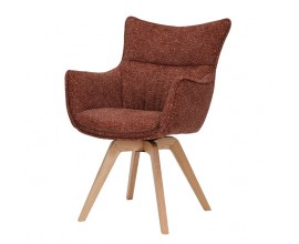 Modern&iacute; skandin&aacute;vsk&eacute; čalouněn&eacute; j&iacute;deln&iacute; křeslo Krespa s otočn&yacute;m sed&aacute;kem s opěrkami na ruce s textiln&iacute;m potahem v rezav&eacute; červen&eacute; barvě s b&iacute;l&yacute;m mel&iacute;rov&aacute;n&iacute;m se &scaron;ikm&yacute;mi nožičkami z dubov&eacute;ho dřeva ve světle hněd&eacute; barvě