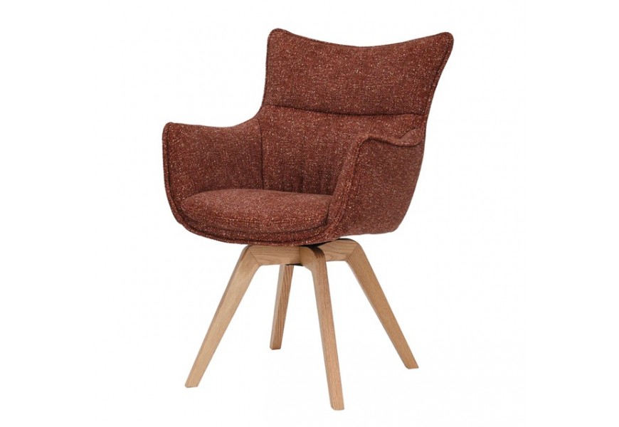 Moderní skandinávské čalouněné jídelní křeslo Krespa s otočným sedákem s opěrkami na ruce s textilním potahem v rezavé červené barvě s bílým melírováním se šikmými nožičkami z dubového dřeva ve světle hnědé barvě