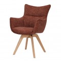Moderní skandinávské čalouněné jídelní křeslo Krespa s otočným sedákem s opěrkami na ruce s textilním potahem v rezavé červené barvě s bílým melírováním se šikmými nožičkami z dubového dřeva ve světle hnědé barvě