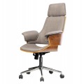 Designové čalouněné otočné výškově nastavitelné kancelářské křeslo Madison s opěrkami na ruce s potahem z šedé textilie a vnějším rámem z ořechového dýhovaného dřeva v naturální teplé hnědé barvě s kovovou nohou v chromech provedení s pěti rameny s kolečky