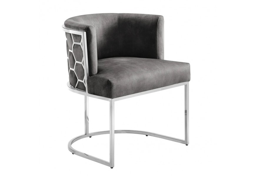 Glamour křeslo Leara v šedé barvě se sametovým potahem s konstrukcí z kovu ve stříbrné barvě s medovým vzorem