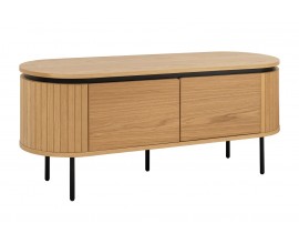 Designový oválný TV stolek Maderia s masivním dubovým vizuálem ve světle hnědé barvě se dvěma dvířky a lamelovým reliéfem s černými kovovými nohami