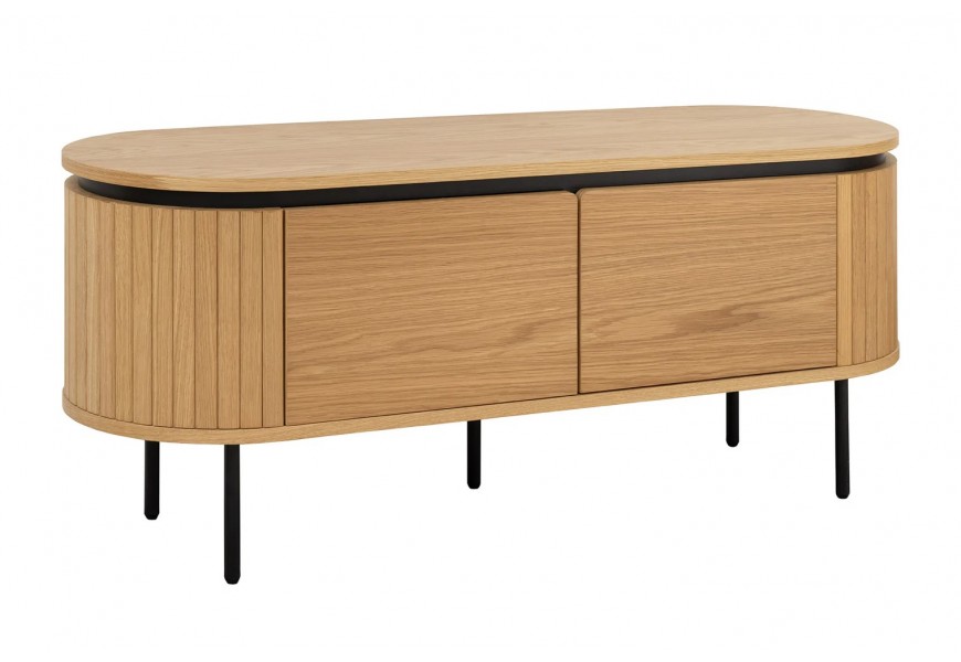 Designový oválný TV stolek Maderia s masivním dubovým vizuálem ve světle hnědé barvě se dvěma dvířky a lamelovým reliéfem s černými kovovými nohami