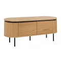 Designový oválný TV stolek Maderia s masivním dubovým vizuálem ve světle hnědé barvě se dvěma dvířky a lamelovým reliéfem s černými kovovými nohami