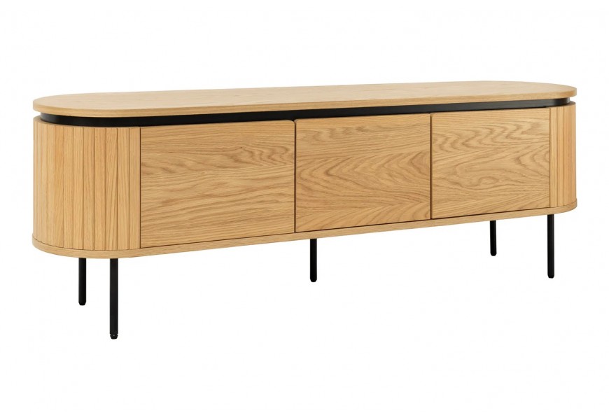 Moderní art deco televizní stolek Maderia se třemi hladkými dvířky a vertikálním drážkovaným reliéfem s oválnou vrchní deskou z dubové dýhy v přírodní světlé hnědé barvě a nožičkami z kovu v černé barvě