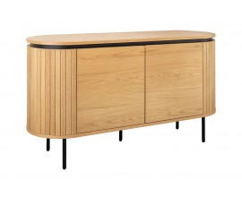 Designov&yacute; modern&iacute; dvoudveřov&yacute; př&iacute;born&iacute;k Maderia ov&aacute;ln&eacute;ho tvaru ze světl&eacute; hněd&eacute; dubov&eacute; d&yacute;hy s hladk&yacute;mi dv&iacute;řky a dr&aacute;žkovan&yacute;m vertik&aacute;ln&iacute;m reli&eacute;fem s pěti &scaron;t&iacute;hl&yacute;ma nohama z kovu v matn&eacute; čern&eacute; barvě