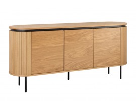 Moderní designový třídveřový příborník Maderia z dubové dýhy v naturální světle hnědé barvě se třemi dvířky a vertikálním lamelovým reliéfem s nožičkami z kovu v matné černé barvě