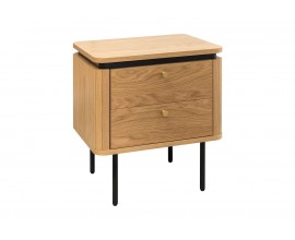 Moderní art deco obdélníkový příruční stolek Maderia z dubové dýhy v naturální světle hnědé barvě se dvěma šuplíky se zlatou úchytkou a drážkovaným vertikálním reliéfem na stranách se čtyřmi štíhlýma nohama z kovu v matné černé barvě