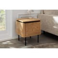 Designový art deco noční stolek Maderia se dvěma šuplíky a lamelovým reliéfem v dubové hnědé barvě s černými detaily 48 cm