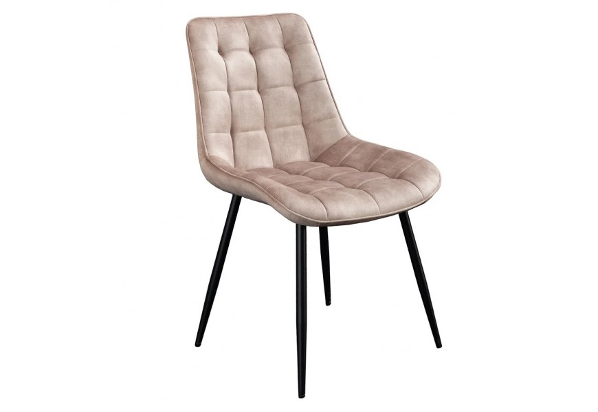 Moderní designová čalouněná sametová jídelní židle Moritz se sametovým potahem ve světle béžové barvě s prošíváním se vzorem čtverců se šikmými nožičkami z kovu v černé barvě