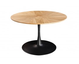 Modern&iacute; industri&aacute;ln&iacute; j&iacute;deln&iacute; stůl Maderia s kulatou vrchn&iacute; deskou z dubov&eacute; d&yacute;hy s designovou kresbou letokruhů ve světle hněd&eacute; barvě s jednou nohou s roz&scaron;&iacute;řenou kulatou podstavou z kovu v matn&eacute; čern&eacute; barvě