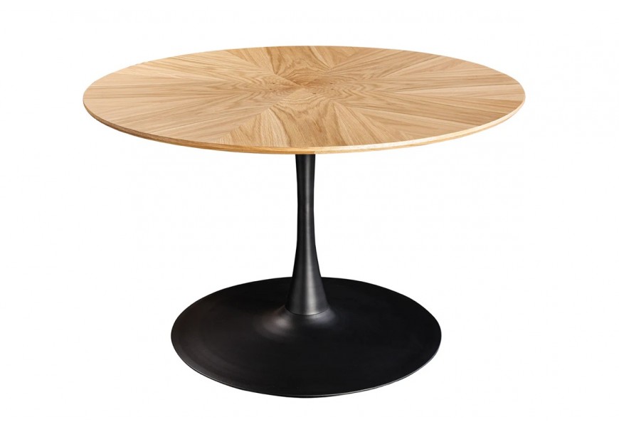 Moderní industriální jídelní stůl Maderia s kulatou vrchní deskou z dubové dýhy s designovou kresbou letokruhů ve světle hnědé barvě s jednou nohou s rozšířenou kulatou podstavou z kovu v matné černé barvě