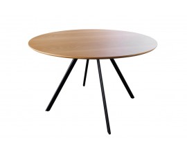 Designov&yacute; industri&aacute;ln&iacute; j&iacute;deln&iacute; stůl Maderia s kulatou vrchn&iacute; deskou z d&yacute;hovan&eacute;ho dřeva v dubov&eacute;m světl&eacute;m hněd&eacute;m proveden&iacute; s melaminov&yacute;m povrchem se čtyřmi &scaron;ikm&yacute;mi nohami z kovu v matn&eacute; čern&eacute; barvě