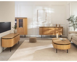 Moderní designová sestava do obývacího pokoje Maderia s oválným nábytkem s konferenčním stolkem se zásuvkami a třídveřovým příborníkem a televizním stolkem s barovou skříňkou s prosklenými dvířky z dubové dýhy ve světlém hnědém provedení s černým akcentem