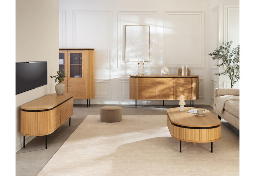 Moderní designová sestava do obývacího pokoje Maderia s oválným nábytkem s konferenčním stolkem se zásuvkami a třídveřovým příborníkem a televizním stolkem s barovou skříňkou s prosklenými dvířky z dubové dýhy ve světlém hnědém provedení s černým akcentem