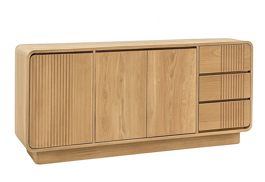 Luxusní moderní masivní příborník Riga se třemi dvířky a třemi zásuvkami z masivního teakového dřeva v přírodní světle hnědé barvě s jemnou kresbou letokruhů s vertikálním drážkovaným reliéfem a plnou obdélníkovou podstavou