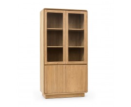 Luxusní moderní masivní knihovna Riga s vrchními skleněnými dvířky a spodními plnými dvířky z teakového dřeva v naturální světle hnědé barvě s policemi a obdélníkovou podstavou se zaoblenými rohy a vertikálním lineárním reliéfem