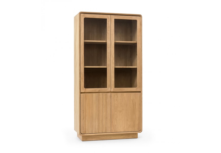 Luxusní moderní masivní knihovna Riga s vrchními skleněnými dvířky a spodními plnými dvířky z teakového dřeva v naturální světle hnědé barvě s policemi a obdélníkovou podstavou se zaoblenými rohy a vertikálním lineárním reliéfem