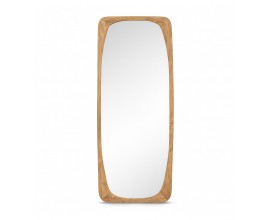Luxusní moderní nástěnné vysoké zrcadlo Riga s obdélníkovým rámem se zaoblenými rohy z masivního teakového dřeva v naturálním světlém hnědém odstínu s přirozenou kresbou letokruhů se závěsným systémem na zadní straně