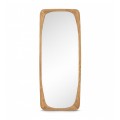 Luxusní moderní nástěnné vysoké zrcadlo Riga s obdélníkovým rámem se zaoblenými rohy z masivního teakového dřeva v naturálním světlém hnědém odstínu s přirozenou kresbou letokruhů se závěsným systémem na zadní straně