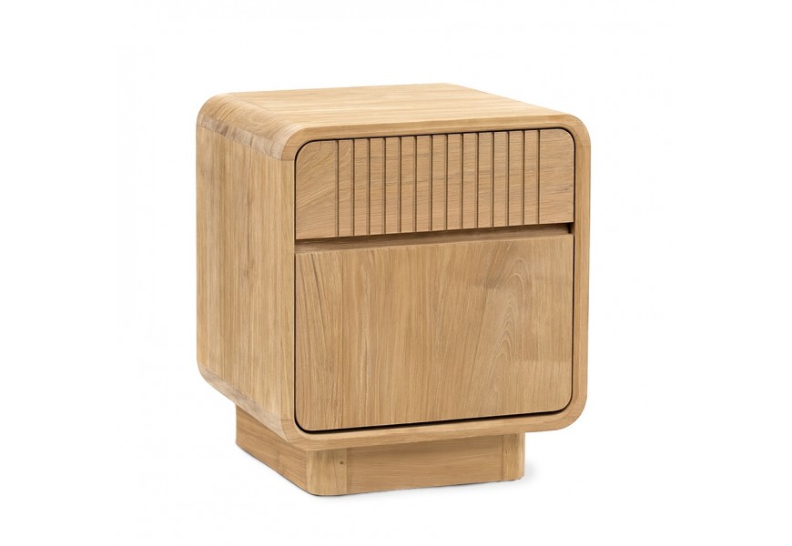 Luxusní moderní noční stolek Riga s úložným prostorem s jednodveřovou skříňkou a zásuvkou zdobenou vertikálním lineárním reliéfem se zaoblenými rohy a úzkou plnou podstavou z masivního teakového dřeva ve světle hnědé barvě s naturální kresbou letokruhů