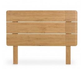 Luxusní moderní čelo postele Riga z masivního teakového dřeva ve světle hnědé barvě se třemi vertikálními latěmi se zaoblenými rohy s vyřezávaným lineárním reliéfem na levé straně