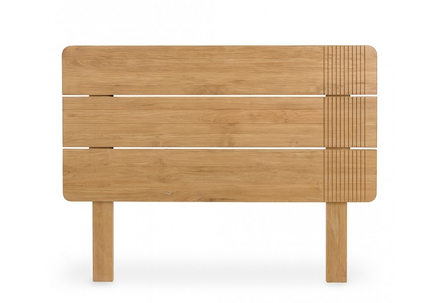 Luxusní moderní čelo postele Riga z masivního teakového dřeva ve světle hnědé barvě se třemi vertikálními latěmi se zaoblenými rohy s vyřezávaným lineárním reliéfem na levé straně