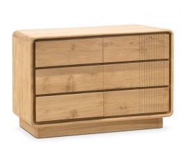 Luxusní moderní komoda Riga s masivního teakového dřeva v naturální světlé hnědé faře se zaoblenými rohy se šesti zásuvkami ve třech řadách s vyřezávaným dekorativním lineárním vertikálním reliéfem