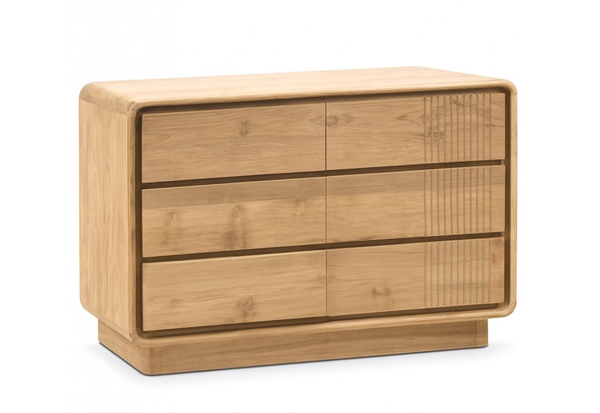 Luxusní moderní komoda Riga s masivního teakového dřeva v naturální světlé hnědé faře se zaoblenými rohy se šesti zásuvkami ve třech řadách s vyřezávaným dekorativním lineárním vertikálním reliéfem