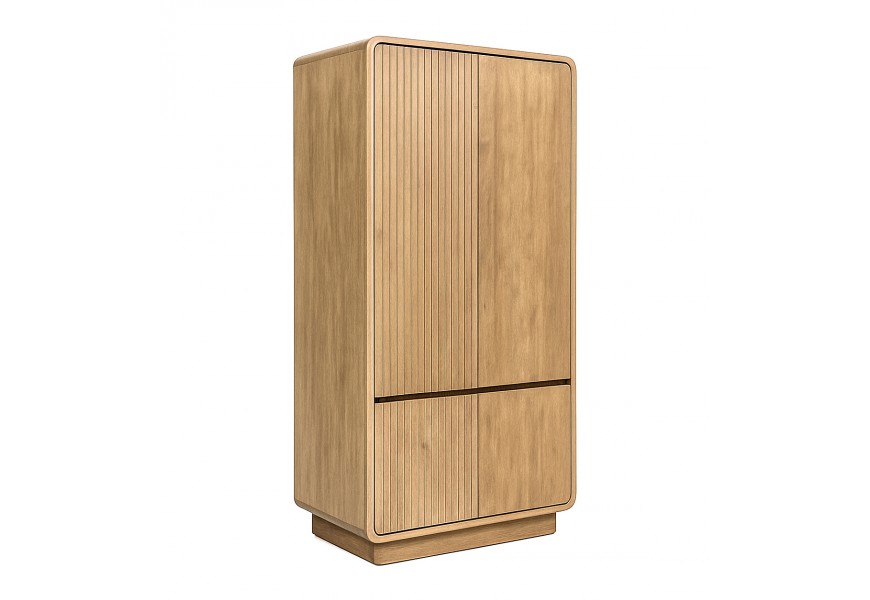 Luxusní moderní masivní světlá hnědá šatní skříň Riga z teakového dřeva s nižší spodní dvoudveřovou skříňkou a vyšší vrchní skříňkou s dvojitými dvířky s vyřezávaným geometrickým zdobením v podobě vertikálních proužků na levé straně