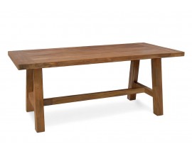 Luxusní masivní jídelní stůl Shetland z teakového dřeva v naturální teplé hnědé barvě s jemnou strukturou s obdélníkovou vrchní deskou a čtyřmi šikmými nohami propojenými spojnicí ve tvaru H