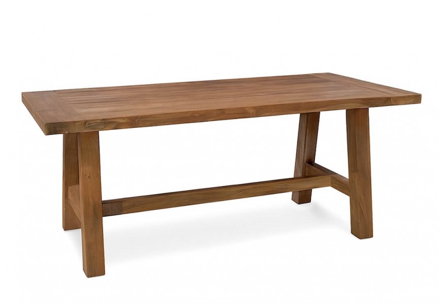 Luxusní masivní jídelní stůl Shetland z teakového dřeva v naturální teplé hnědé barvě s jemnou strukturou s obdélníkovou vrchní deskou a čtyřmi šikmými nohami propojenými spojnicí ve tvaru H