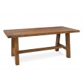 Luxusní masivní jídelní stůl Shetland z teakového dřeva v naturální teplé hnědé barvě s jemnou strukturou s obdélníkovou vrchní deskou a čtyřmi šikmými nohami propojenými spojnicí ve tvaru H