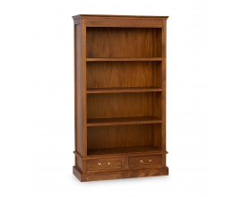 Luxusní klasická masivní knihovna Donelly z mahagonového dřeva v teplé hnědé barvě s rozšířenou podstavou a vrchní lištou se čtyřmi policemi a dvěma vedle sebe umístěnými zásuvkami s visícími úchyty ve tvaru U z kovu ve zlaté barvě