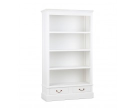 Luxusní provensálská masivní knihovna Donelly z mahagonového dřeva s bílým lakováním se čtyřmi policemi a dvěma zásuvkami s visící kovovou úchytkou ve zlaté barvě s plnou podstavou a dekorativní vrchní lištou