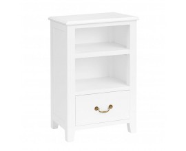 Luxusní masivní klasický bílý noční stolek Donelly obdélníkového tvaru z mahagonového dřeva se dvěma poličkami a jednou zásuvkou ve spodní části s visící kovovou úchytkou ve tvaru U ve starožitném zlatém provedení