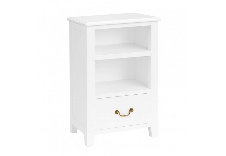 Luxusní masivní klasický bílý noční stolek Donelly obdélníkového tvaru z mahagonového dřeva se dvěma poličkami a jednou zásuvkou ve spodní části s visící kovovou úchytkou ve tvaru U ve starožitném zlatém provedení