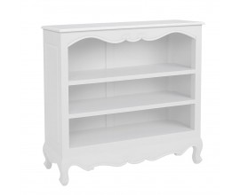 Luxusní klasická nízká bílá knihovna Mahani z masivního mahagonového dřeva se třemi policemi a kabriolovými nožičkami s ozdobnými vyřezávanými lištami