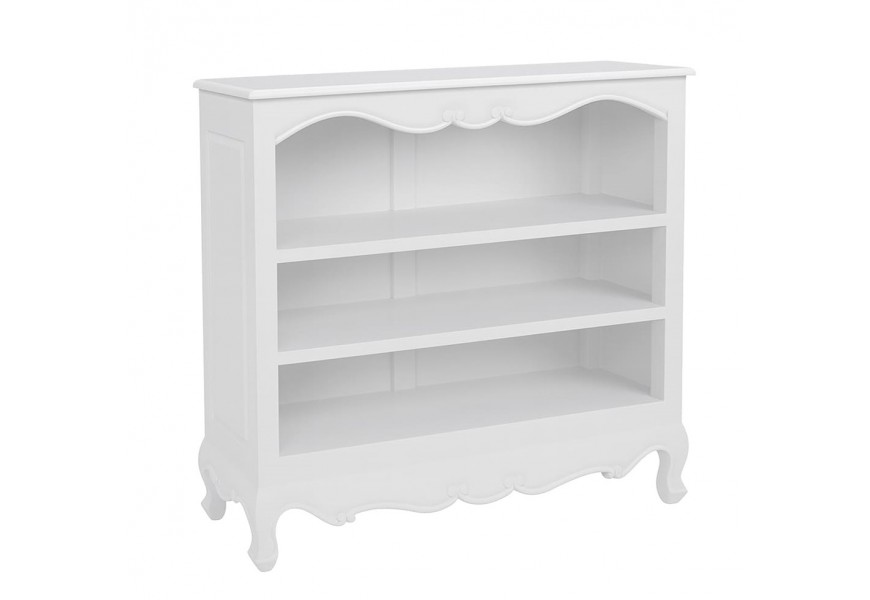 Luxusní klasická nízká bílá knihovna Mahani z masivního mahagonového dřeva se třemi policemi a kabriolovými nožičkami s ozdobnými vyřezávanými lištami