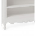 Luxusní provensálská nízká knihovna Mahani se třemi policemi a vyřezávaným zdobením v bílé barvě 110 cm