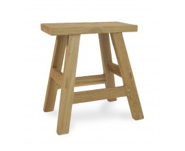 Venkovská taburetka Madero z masivního teakového dřeva ve světle hnědé barvě se šikmýma nohama a robustní vrchní deskou
