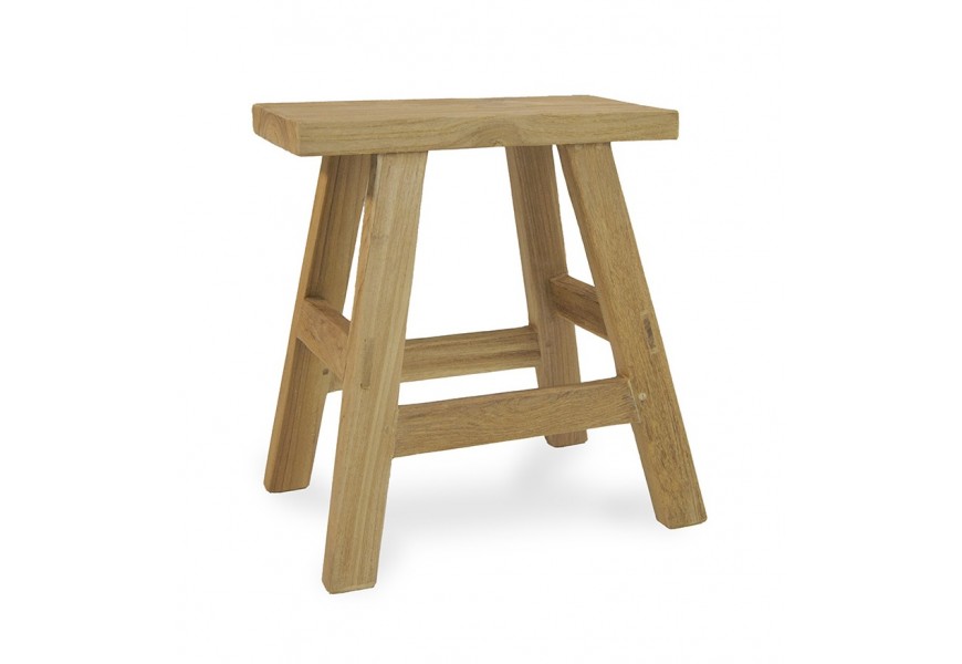 Venkovská taburetka Madero z masivního teakového dřeva ve světle hnědé barvě se šikmýma nohama a robustní vrchní deskou